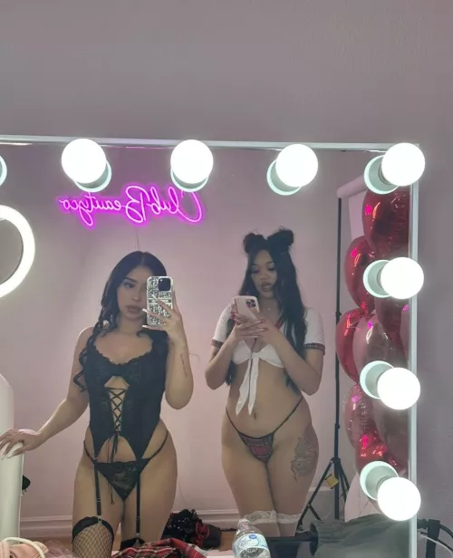 2 hot teensin the mirror