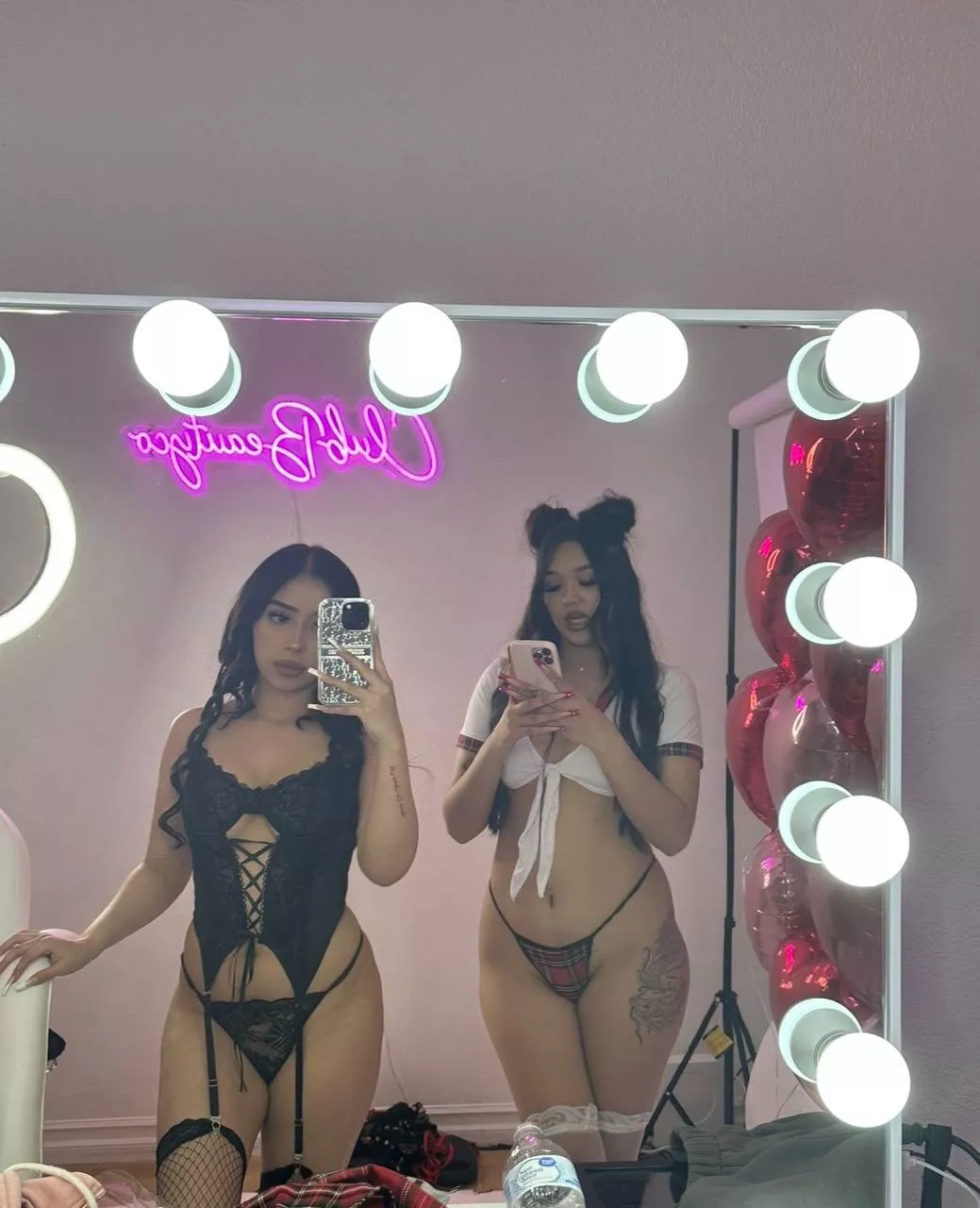 2 hot teensin the mirror