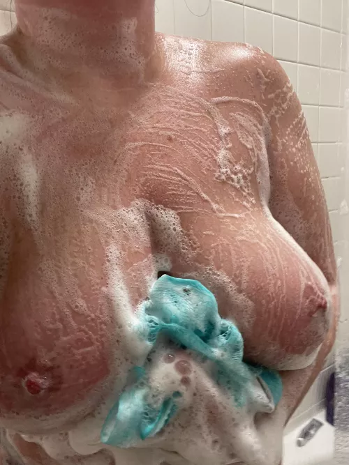 Any guys like curvy moms?