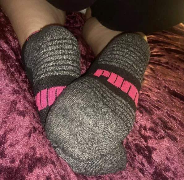 Bow down and kiss my toes🖤