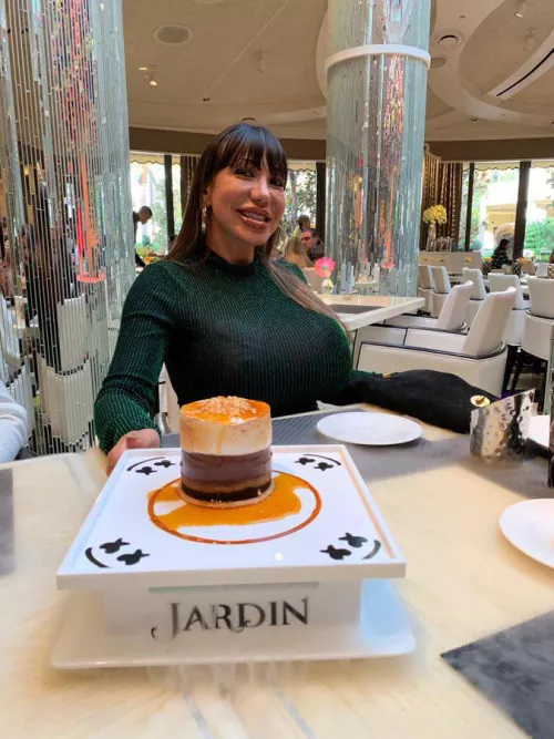 Can’t hide those knockers!