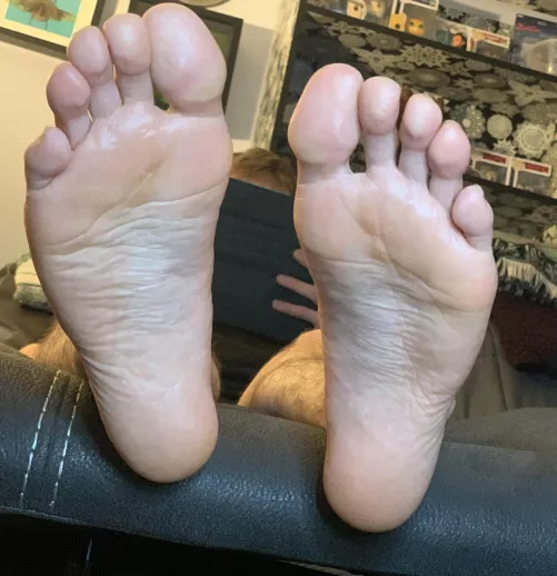 Come give daddy’s soles some love while working