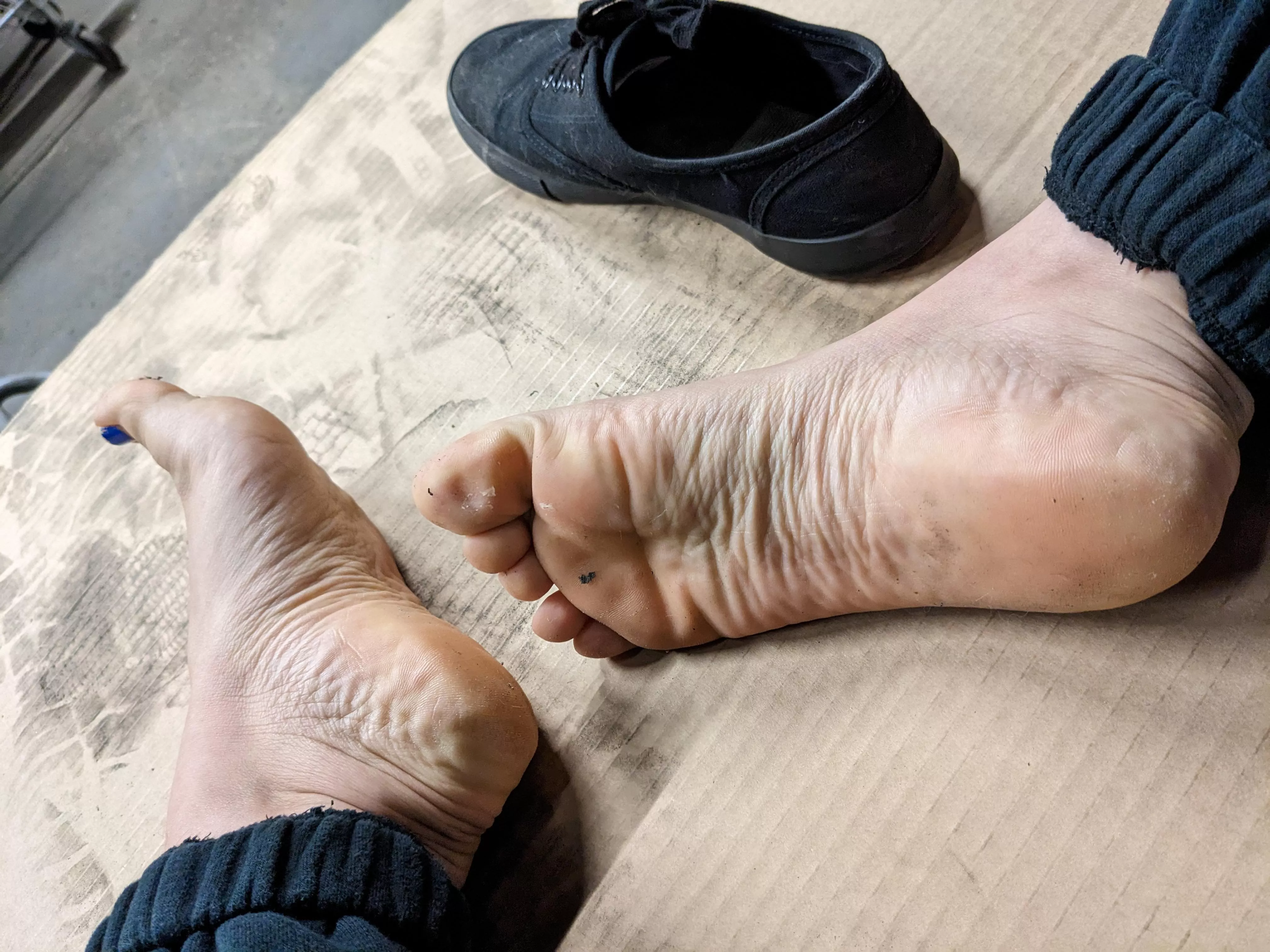 dirty feet at work 😘