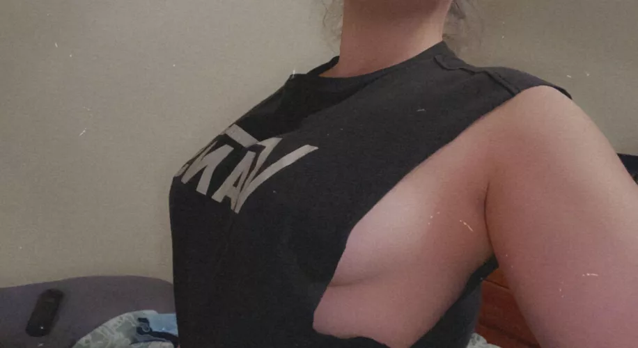 diy muscle tank makes my side boobs look amazing