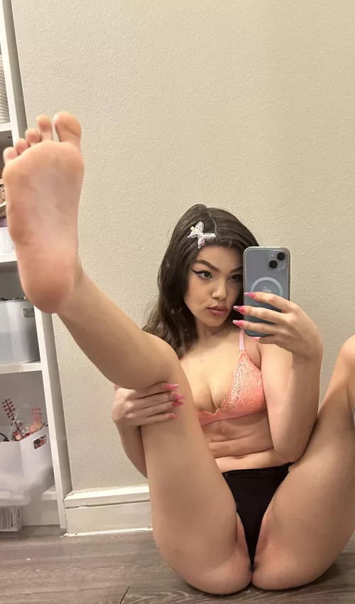 Do you like my soles? How about my position? Do you need more? Dm me 😇😜