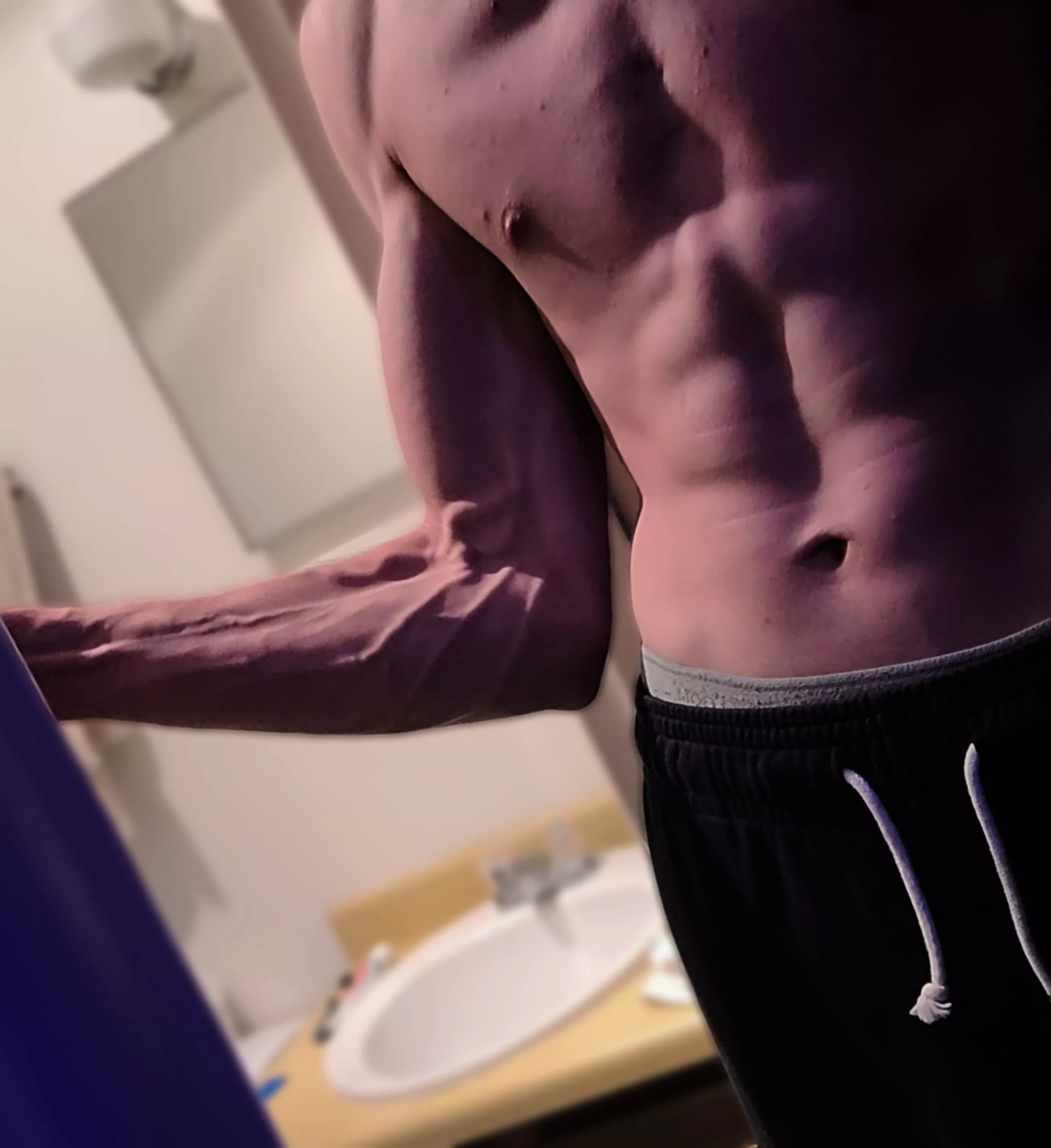 does anyone wanna take a trip to the bathroom with me 😘