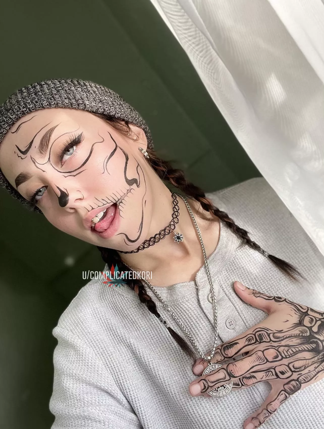 Going to do a full face today but this 1/2 skull was so time consuming!