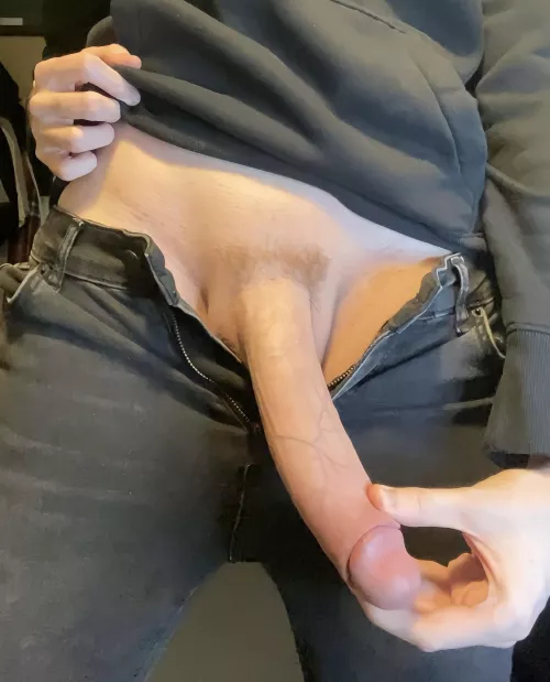 Got anywhere I could hide my 9 inch cock??… 👀🍆