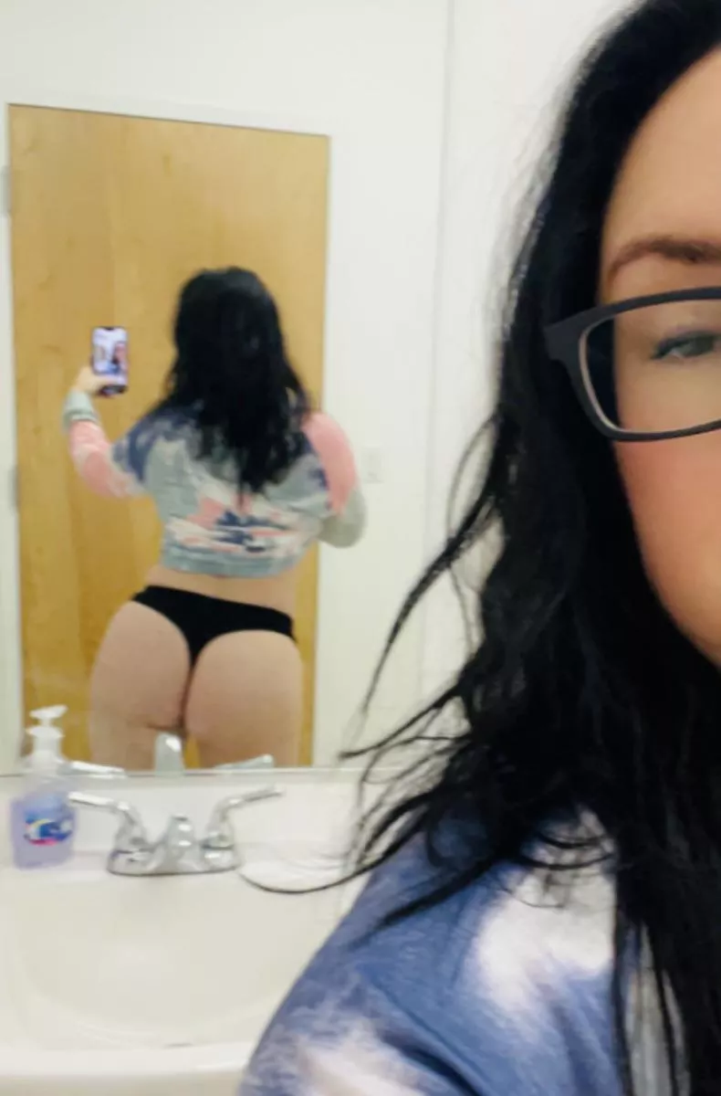 Happy Thursday from work, enjoy 💋