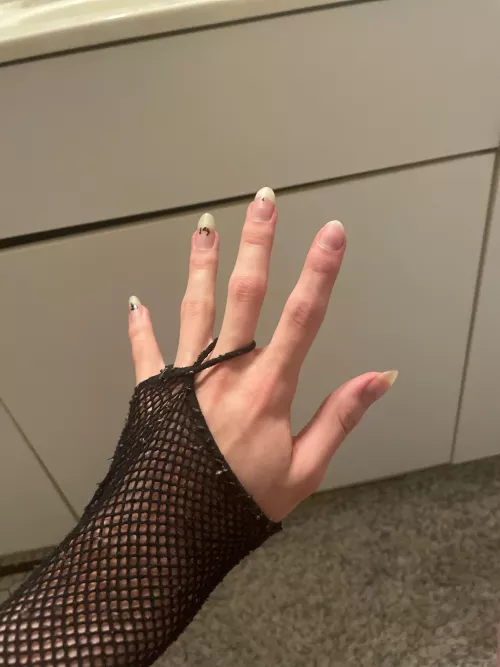 Hope y’all don’t mind my chipped polish 🥺