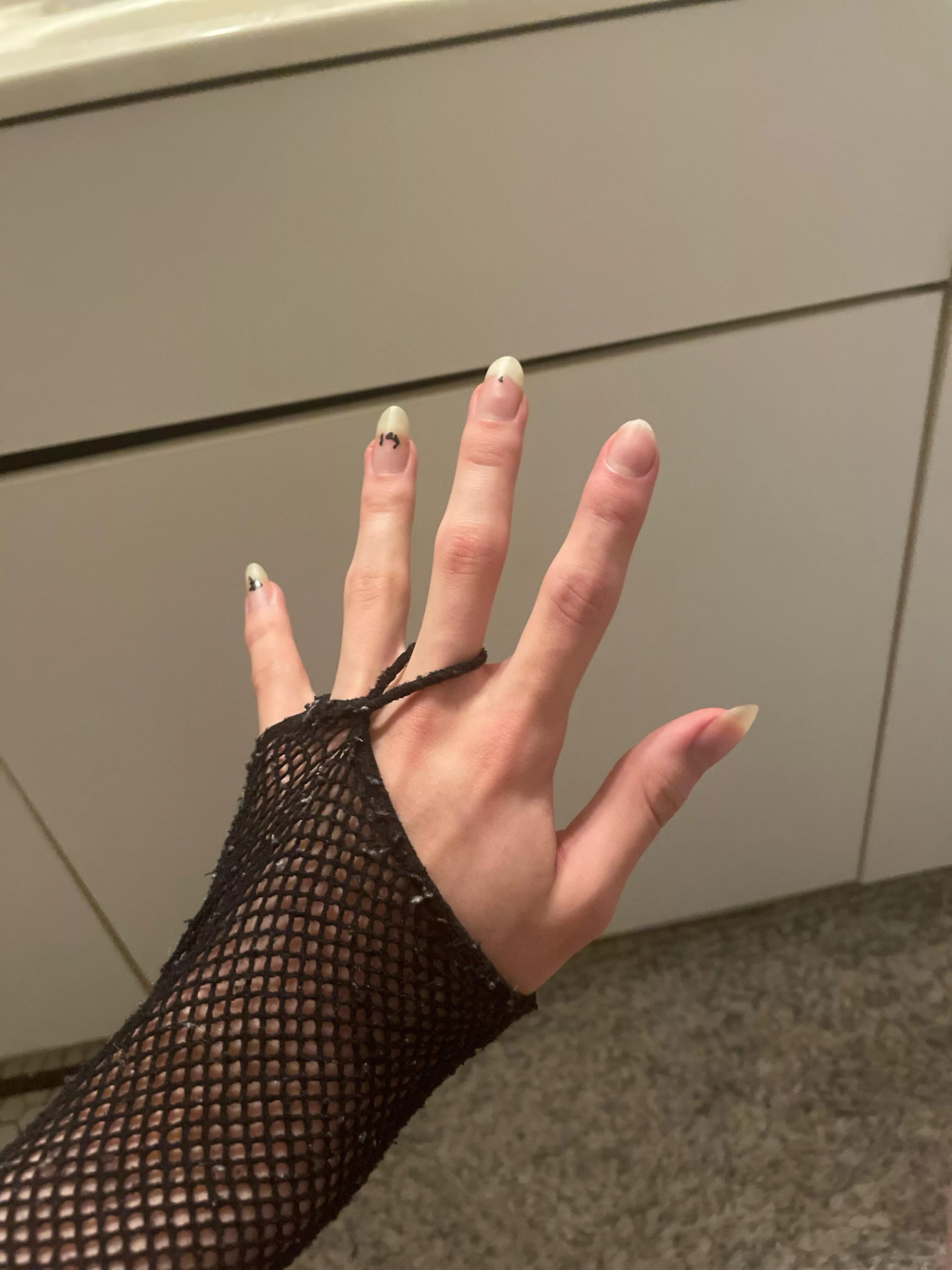 Hope y’all don’t mind my chipped polish 🥺