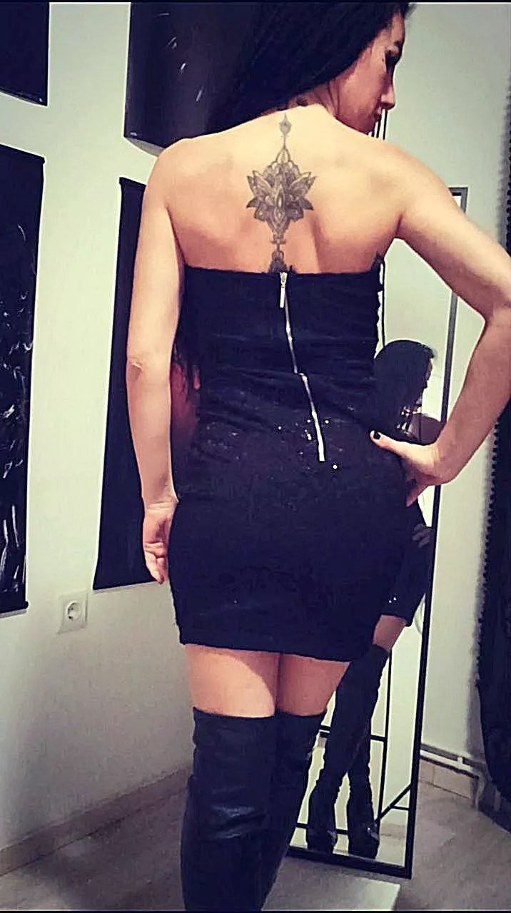 I love black color. It fits me very nice