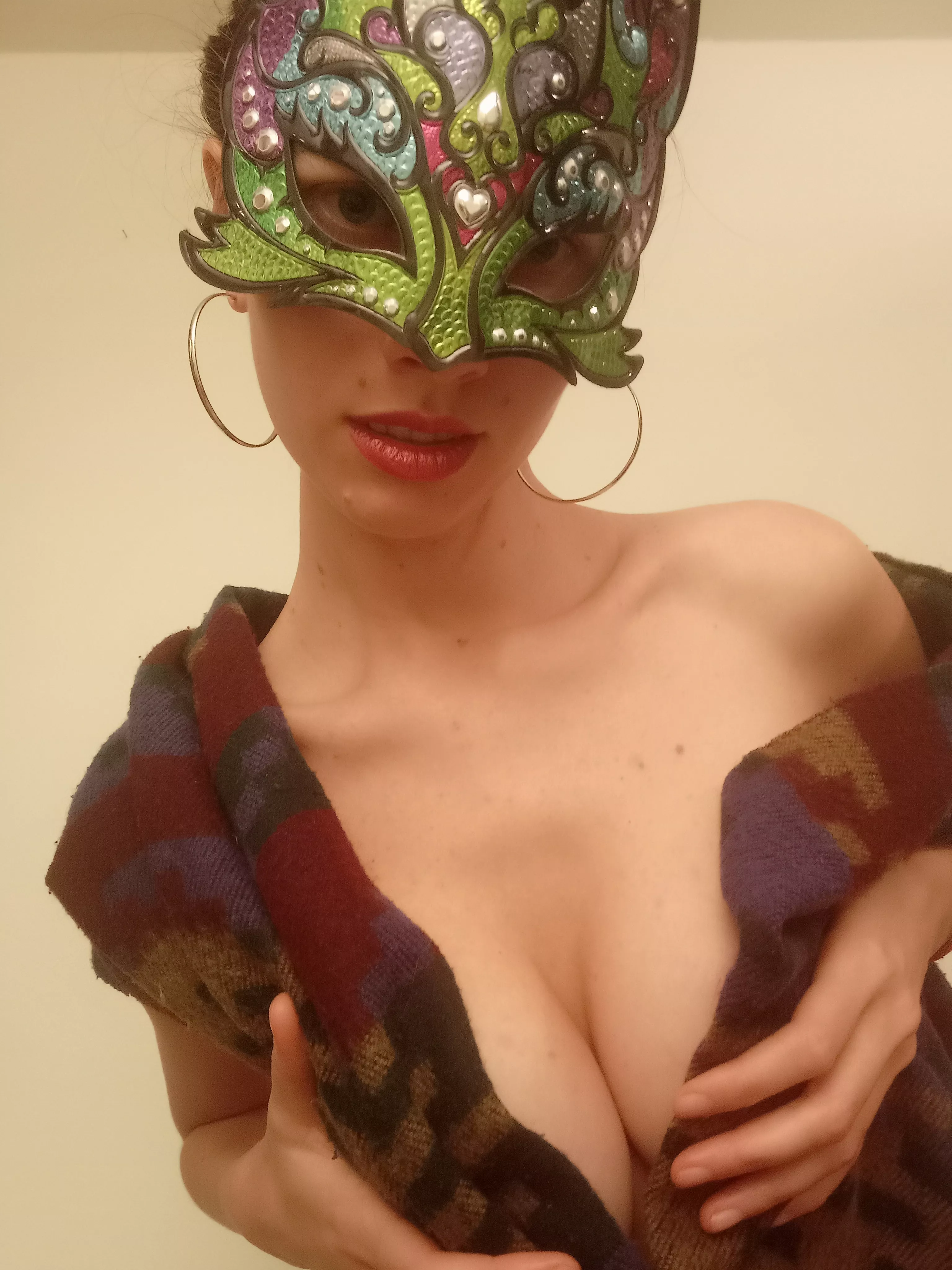 I wanna be the reason you slightly tilt your phone away from others when you read it.