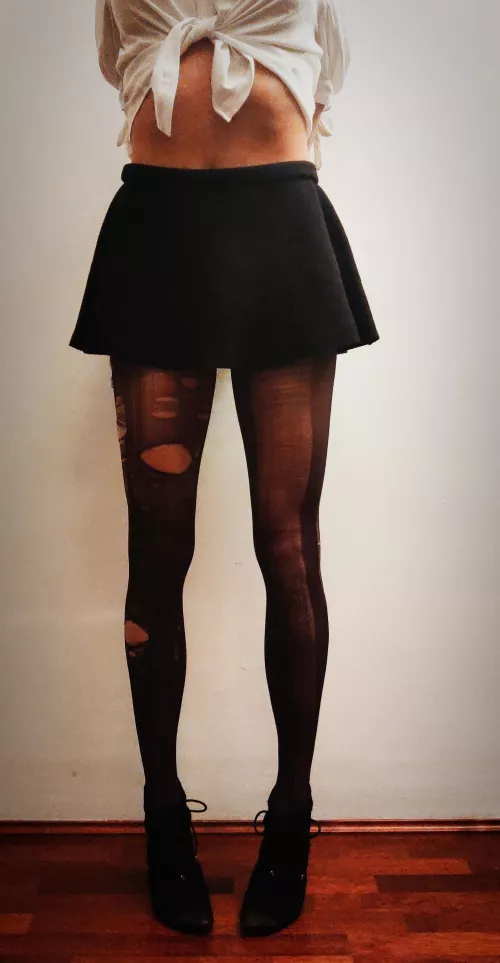 🖤 in love with the only skirt i own :3 🖤