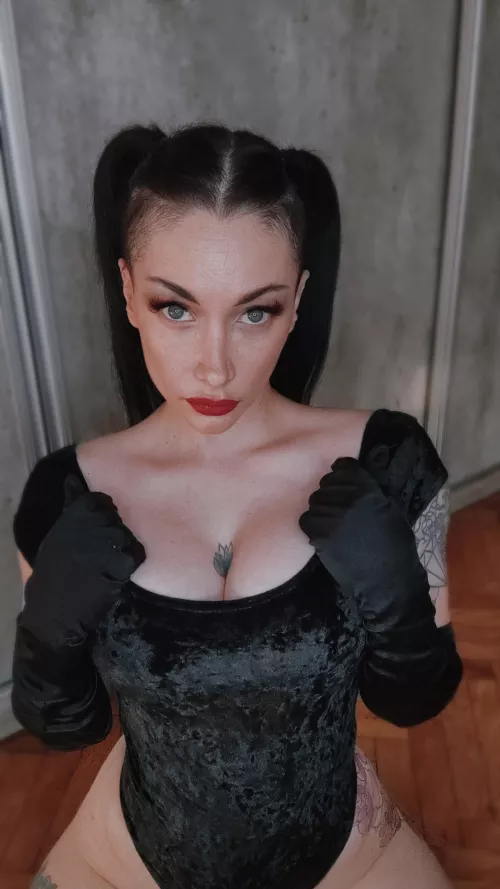 Look me in the eye don't look at my cleavage