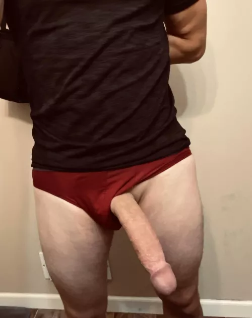 Not especially wide but it’s on the longer side. 8.5”x6.5”