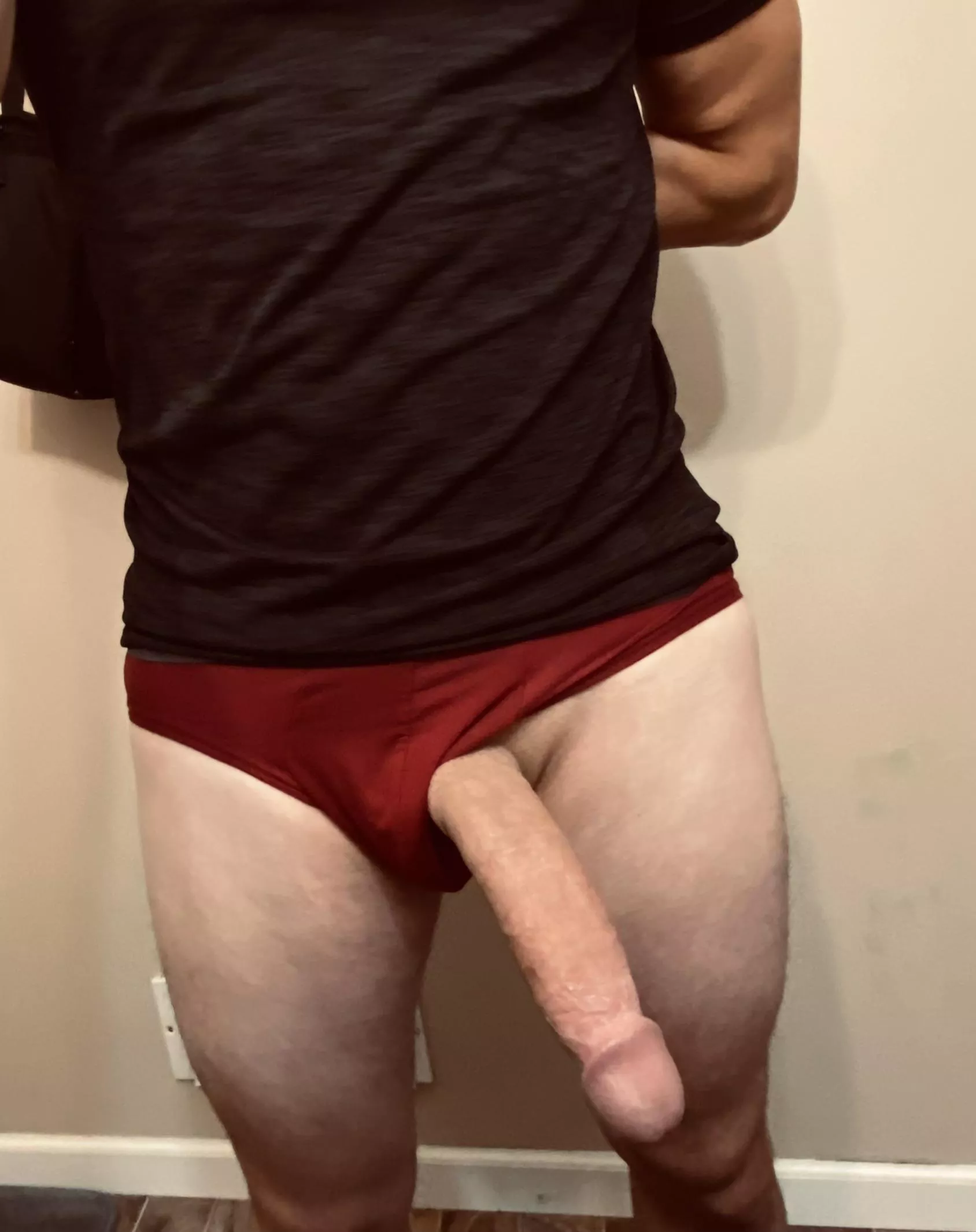 Not especially wide but it’s on the longer side. 8.5”x6.5”