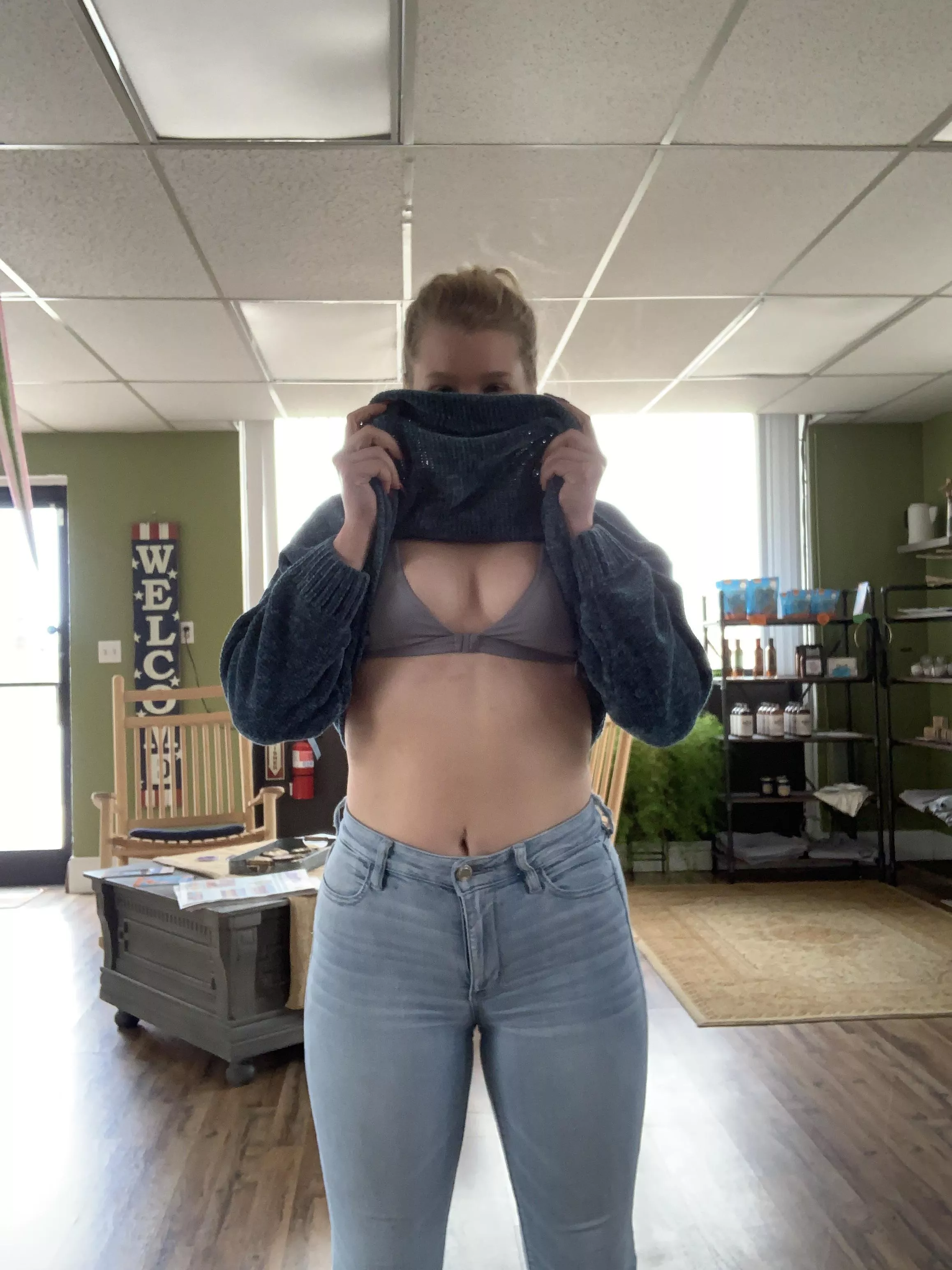 Only Reddit can see my cleavage today 😜