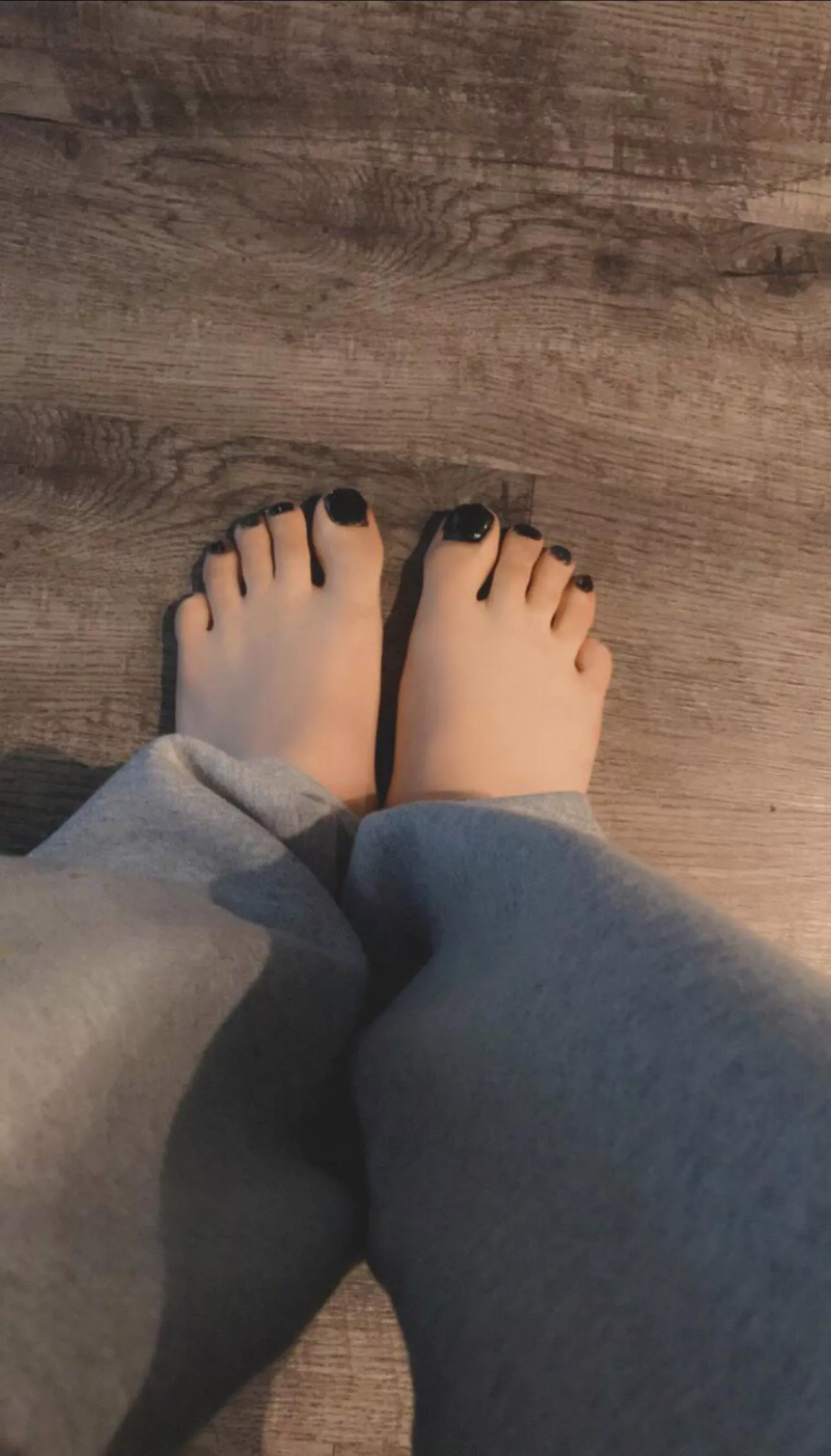 painted my toenails :3
