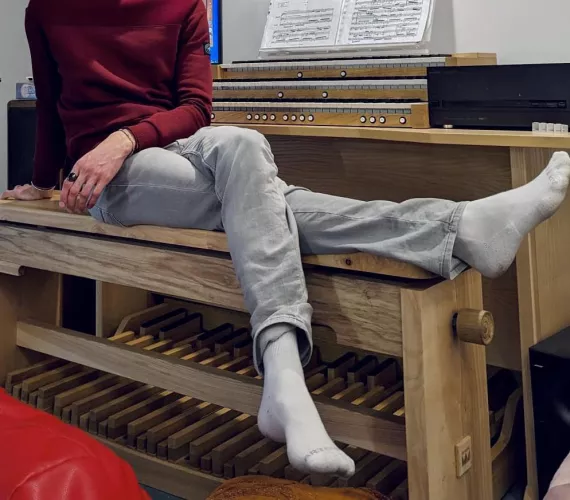 Play with my toes like I play the wooden organ I’m laying on for you on those nights ♥️😏🔥