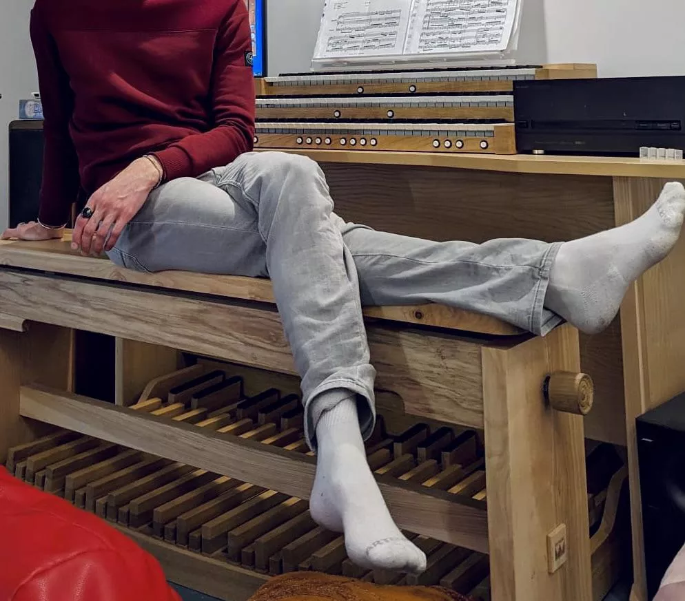 Play with my toes like I play the wooden organ I’m laying on for you on those nights ♥️😏🔥