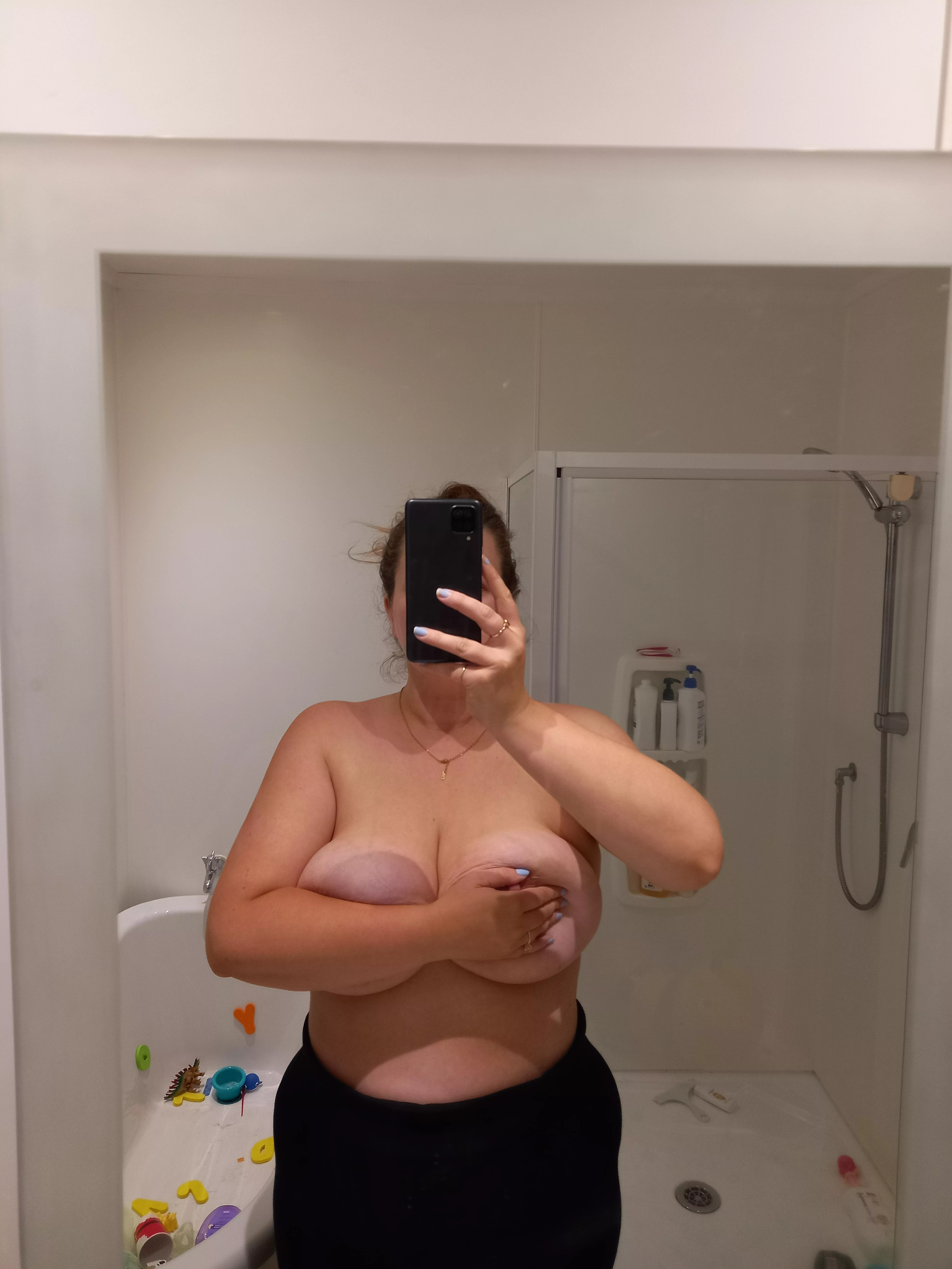 please excuse the tub toys.