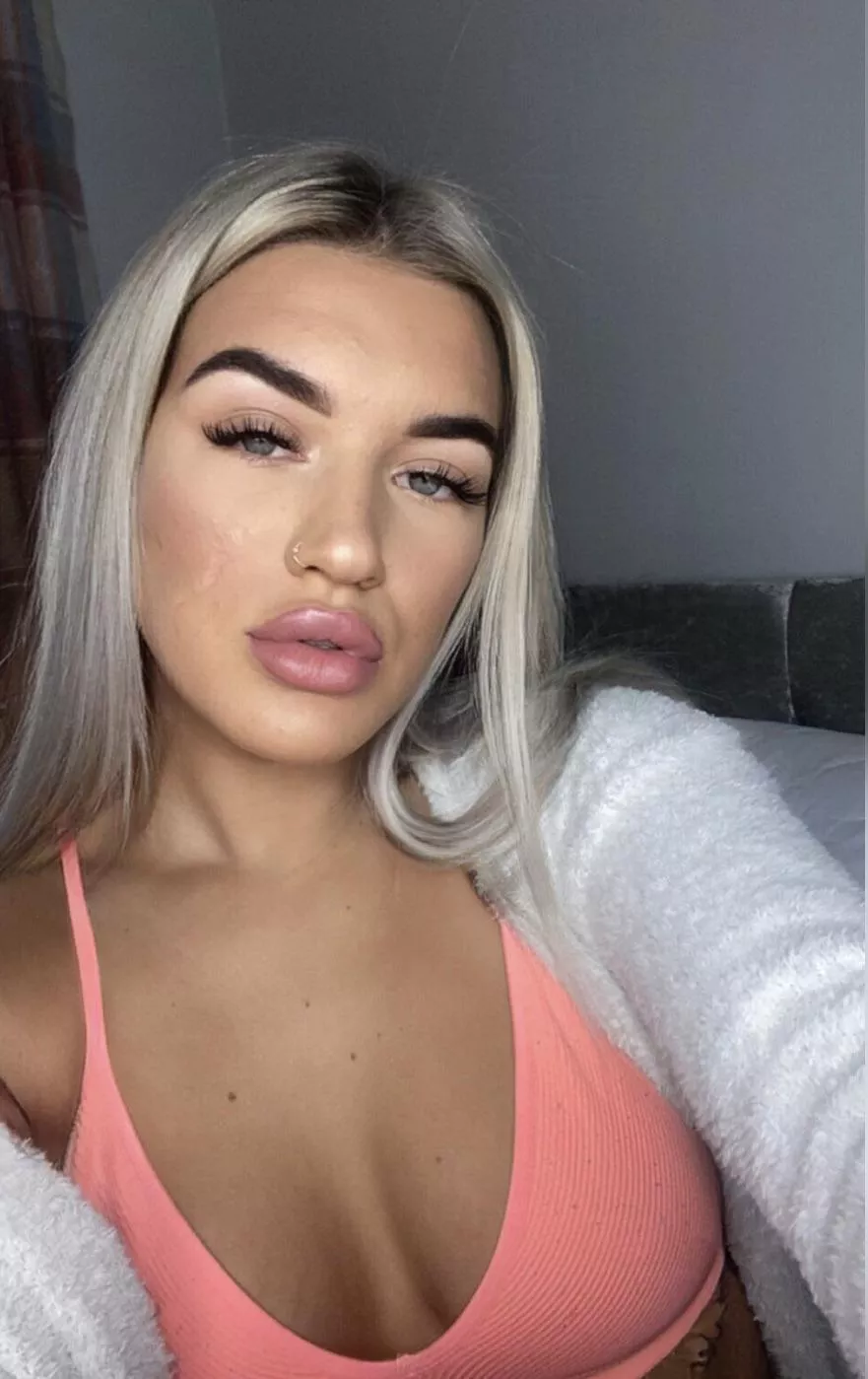 Slag with big lips and a nice set of tits, what’s not to like!