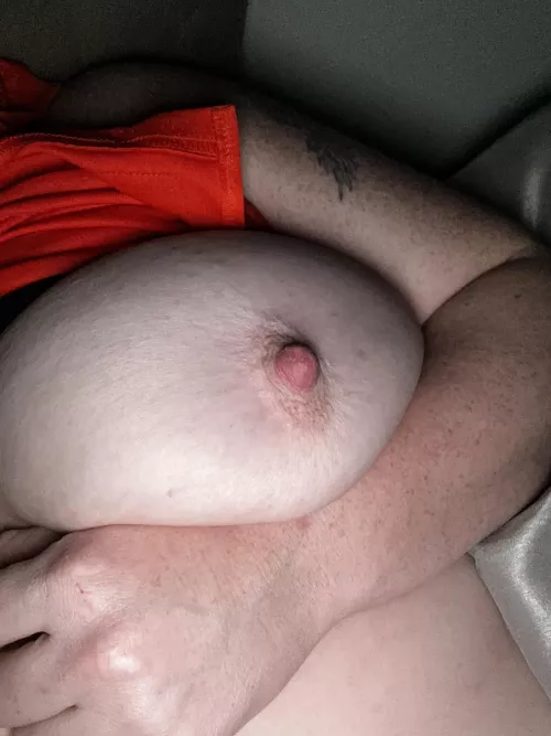 Suck on my nipple 👅
