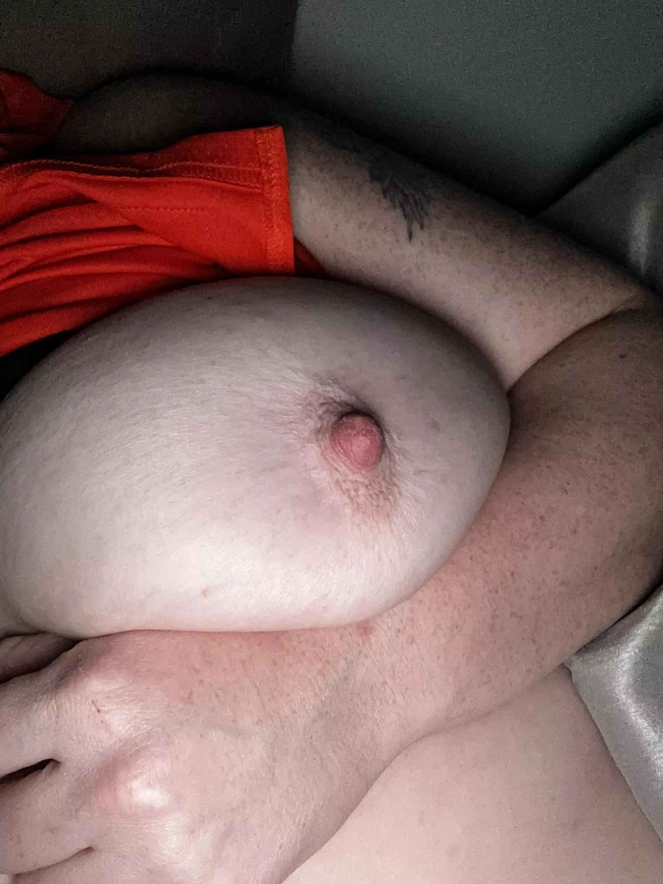 Suck on my nipple 👅