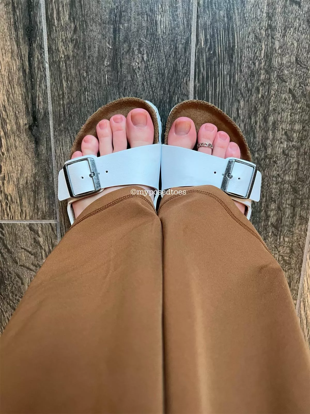 Take the toe ring off with your tongue 👅