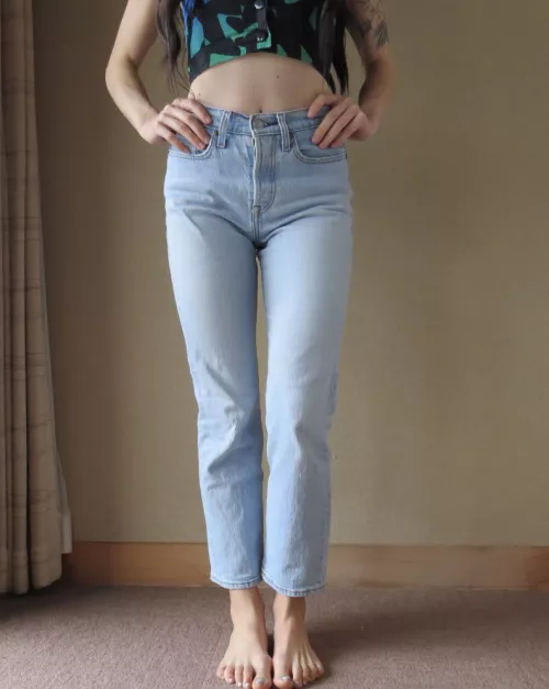 toned tummy with a bit of belly button peeking out 🫣