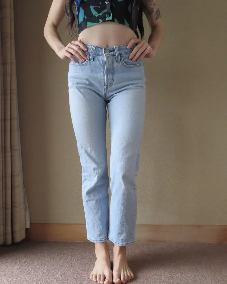 toned tummy with a bit of belly button peeking out 🫣