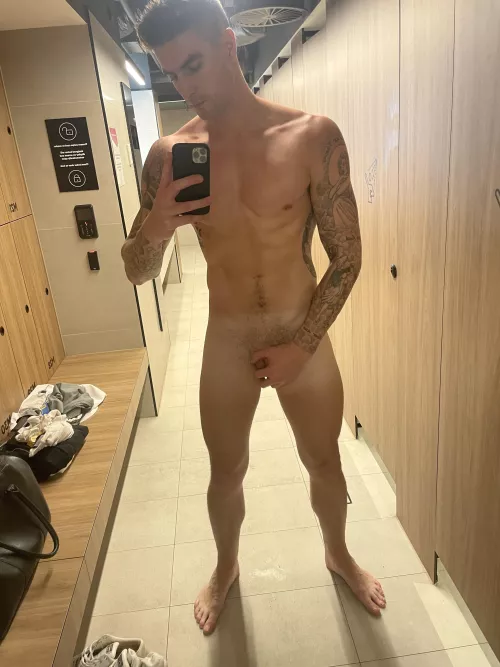 Who wants a quick fuck in the public showers? 💦