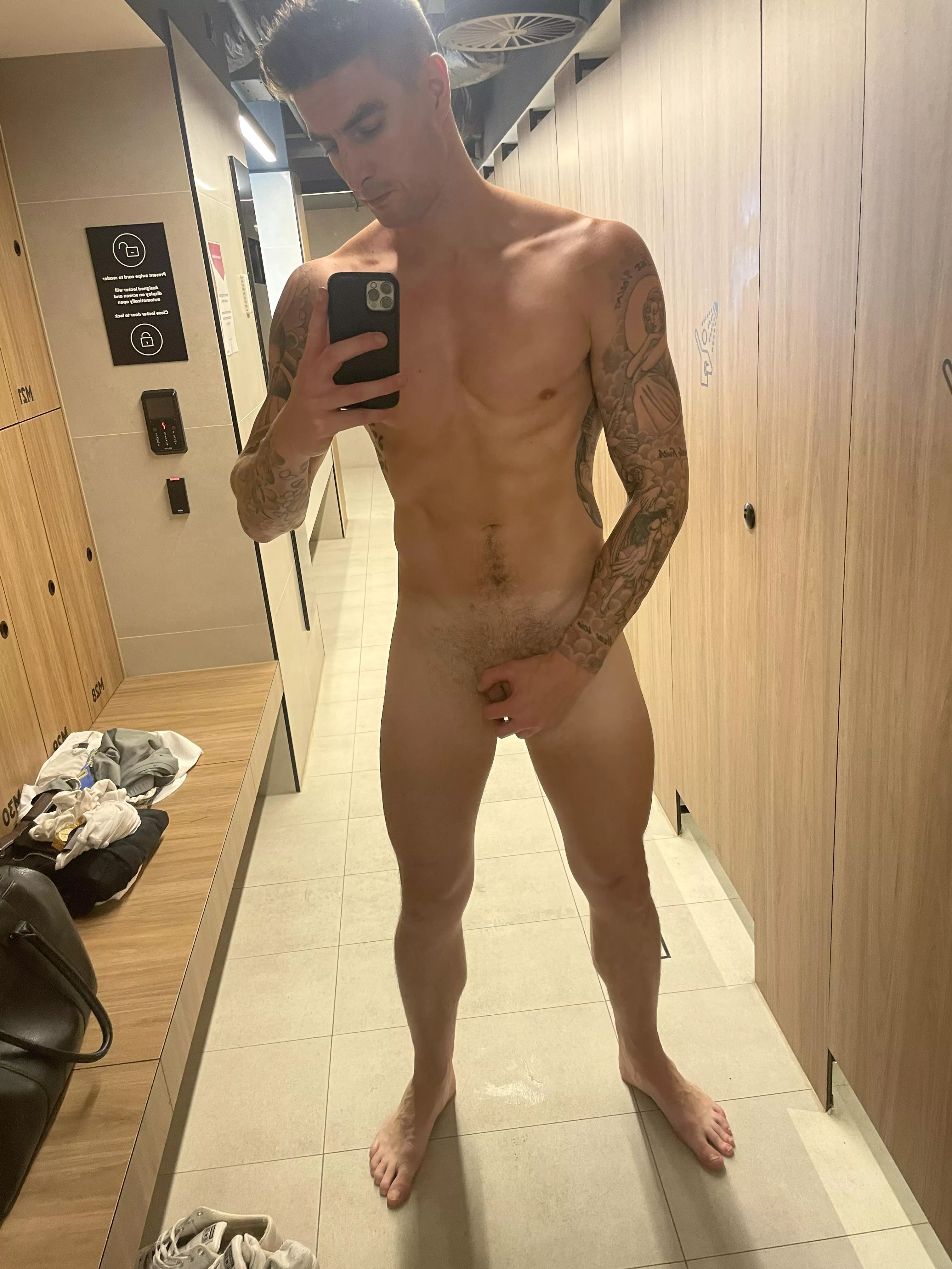 Who wants a quick fuck in the public showers? 💦