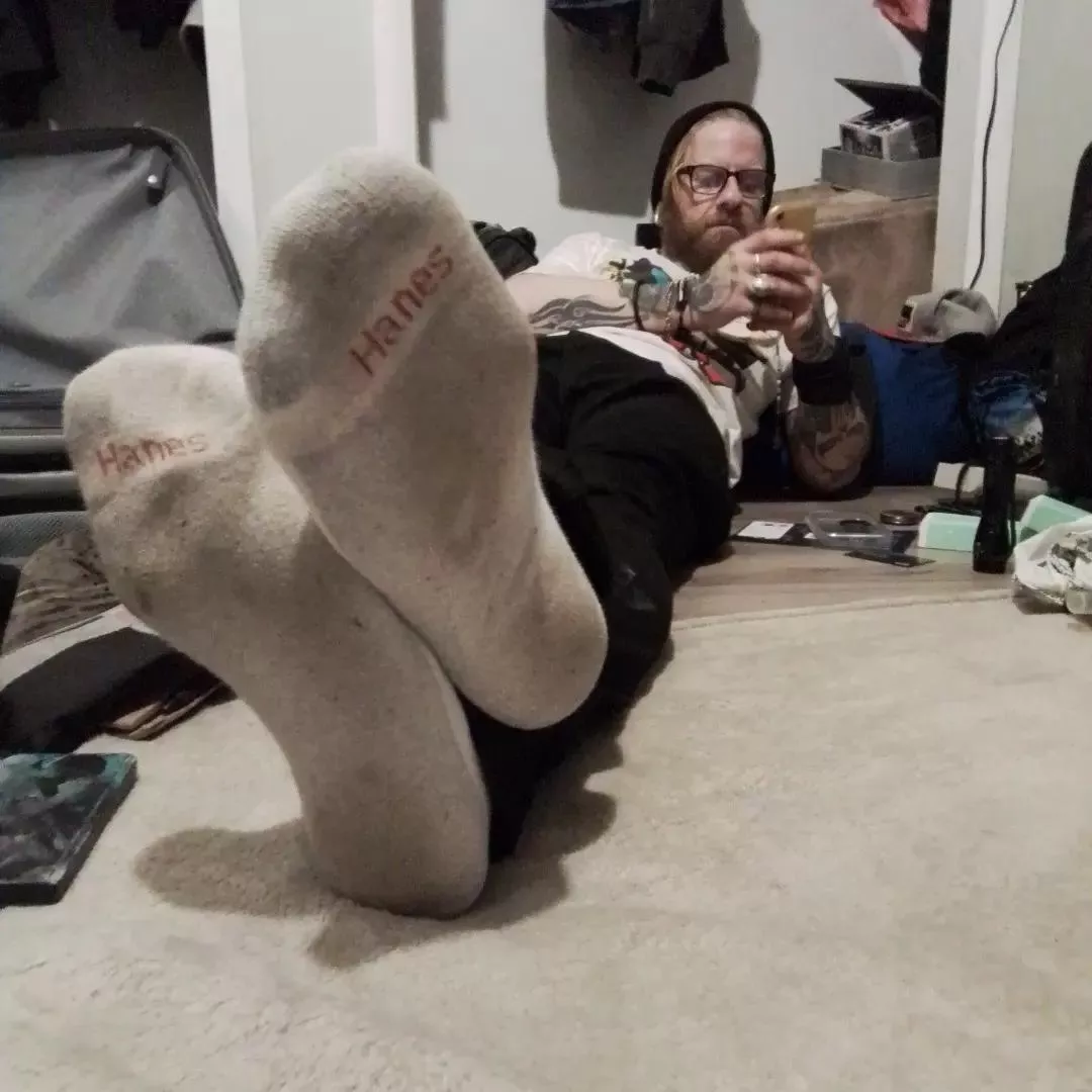 Who wants to see my straight friend Vito endure some worship and tickled torture. His size 12 feet were so sensitive. Direct message !e for the ten dollar clip! Trust me it's worth it 😜