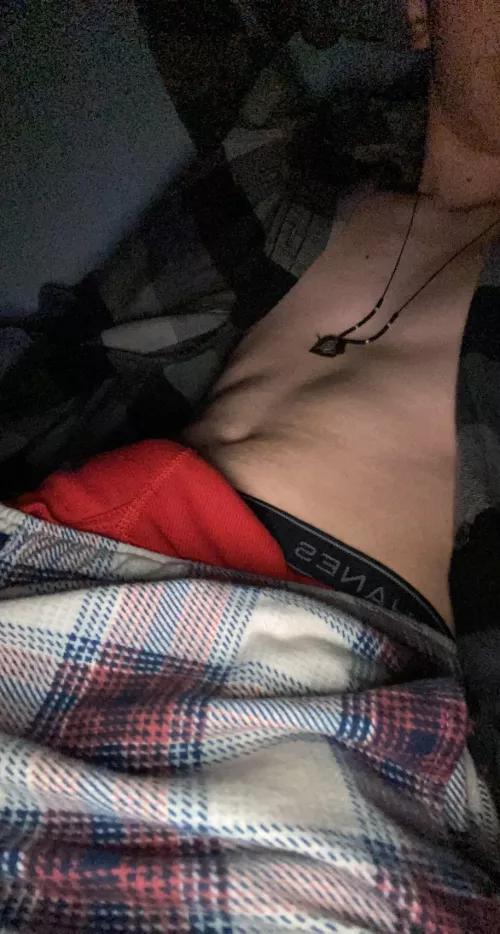 18 m looking for bromance. be fit. 18-22. abs+++ only show face if you do 🤷🏼‍♂️😂 @arr_1349