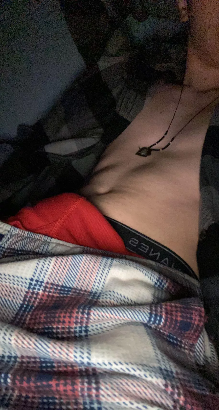 18 m looking for bromance. be fit. 18-22. abs+++ only show face if you do 🤷🏼‍♂️😂 @arr_1349