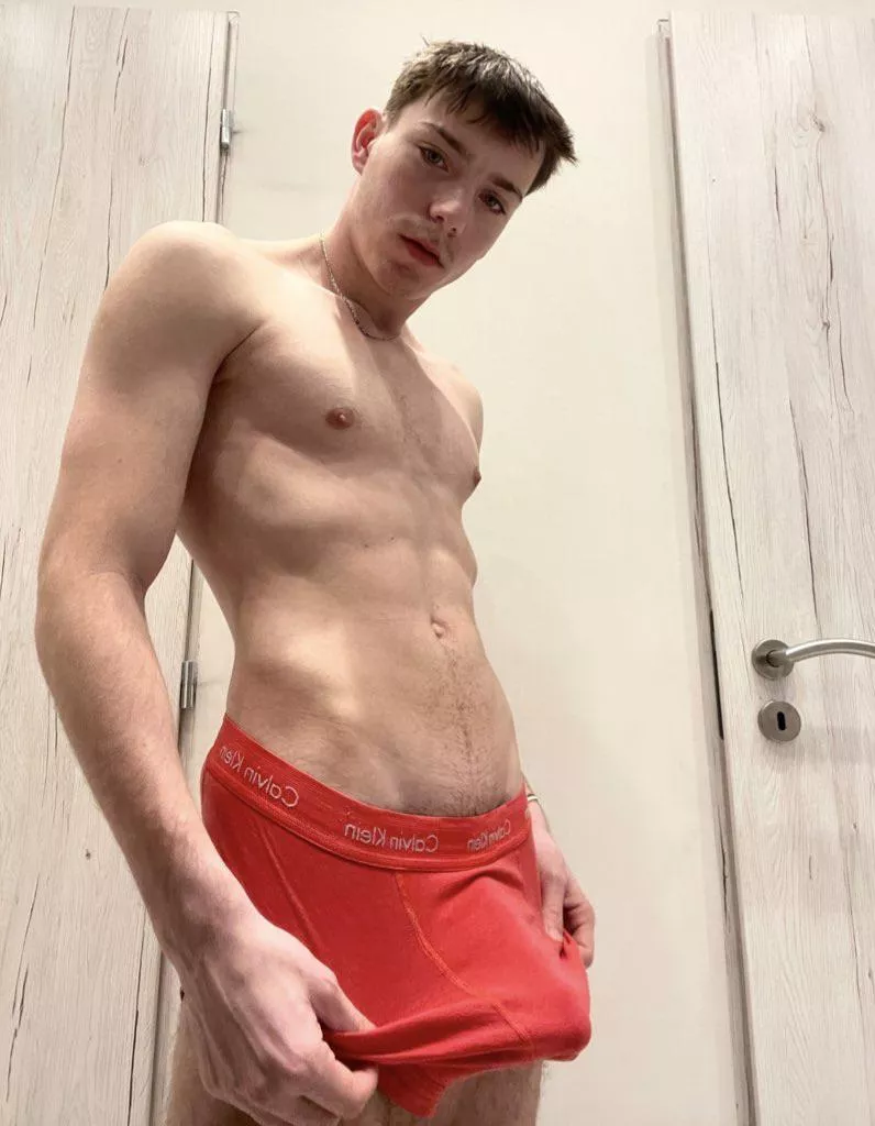 [19] @kolozsi_tomi come workout the third leg between my legs