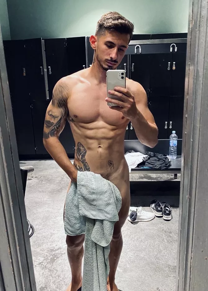 (31) Always love to check out the other bros at the locker room