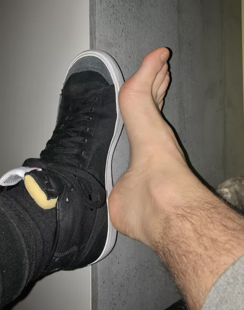 Bi-curious, 28yo, do you like my foot? (Size 43/9.5)