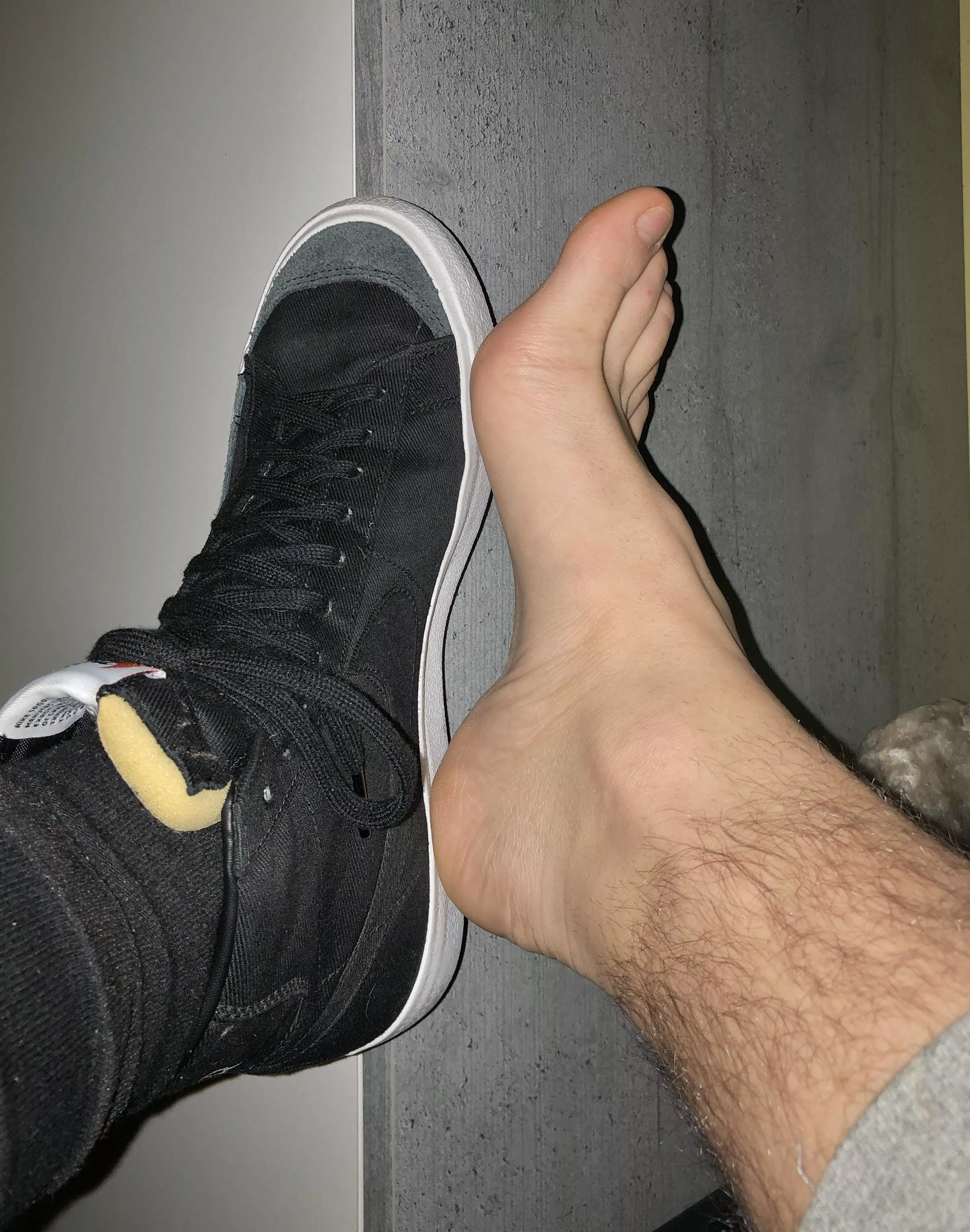 Bi-curious, 28yo, do you like my foot? (Size 43/9.5)