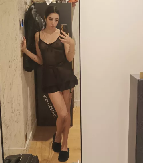 Cute mirror photo before getting chained and cuffed captive🥰