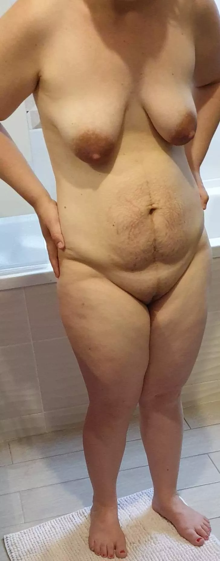 [F] 33, 1m50, 64kg, libertine I like to show off and see if I turn men on.