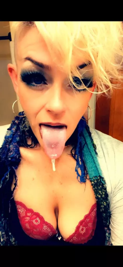 Is my tongue nice boys? 😈