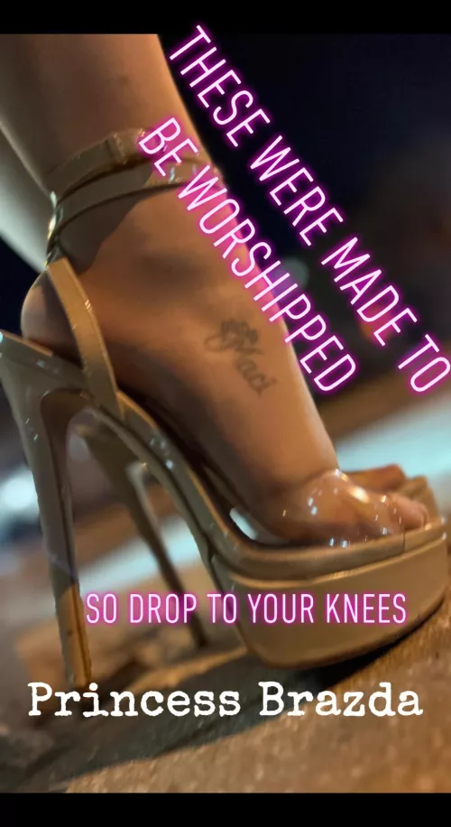 It’s feetsy Friday bitch bois come serve at my feet