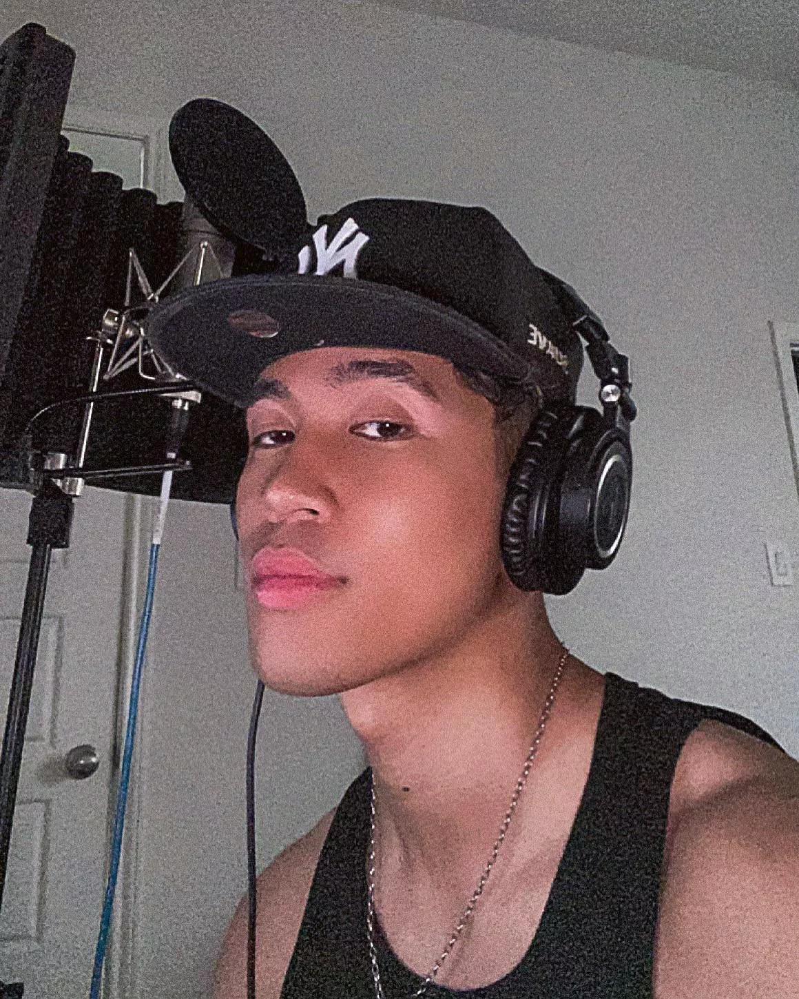 Listen to my music or sit on my face 😏👅😈