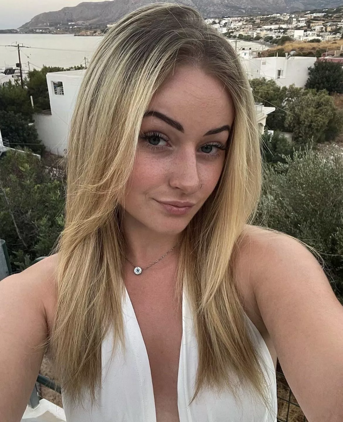 Looking for older bulls to fuck my hot slutty gf. Dm me if ur interested