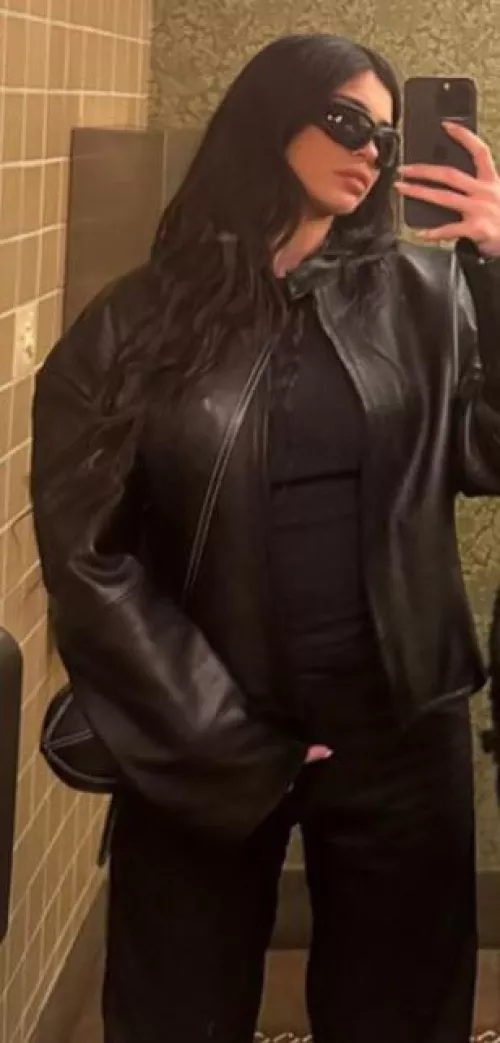 Selfie to mirror (IG story)