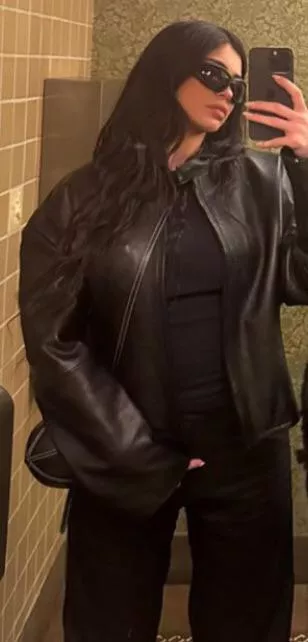 Selfie to mirror (IG story)