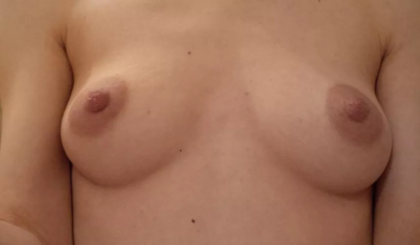 Sorry guys, my areolas cover 2/3 of my boobs😌